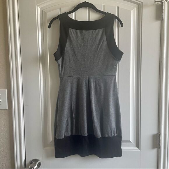 XOXO Gray Sleeveless Tunic/Sheath Mini Dress w/Black Trim & Buttons; SZ M; EUC - Picture 2 of 6